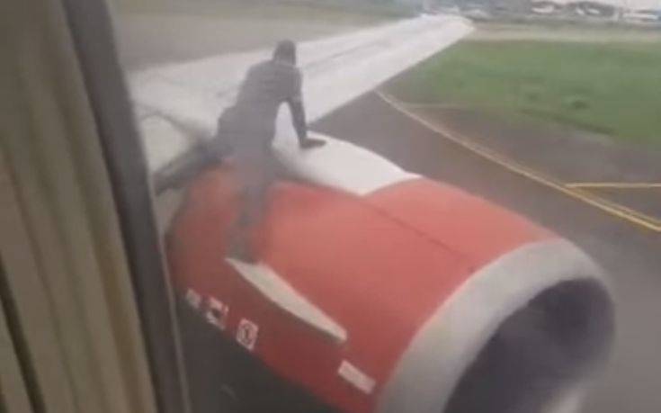 Άνδρας ανέβηκε στο φτερό αεροπλάνου πριν την απογείωση