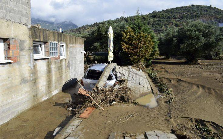 Εικόνες από τις ζημιές σε Ναύπακτο και Αντίρριο από τη νυχτερινή νεροποντή