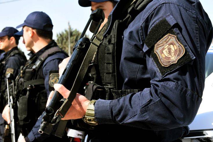 Νέα ομάδα πάνοπλων αστυνομικών με βανάκι στο κέντρο της Αθήνας