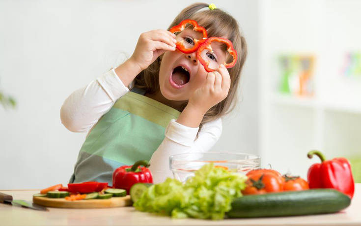 Επτά έξυπνοι τρόποι να κάνετε τα παιδιά σας να τρώνε φρούτα και λαχανικά