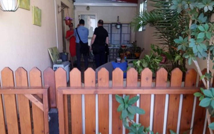 Αυτό είναι το σπίτι που βρέθηκε μαχαιρωμένη η γυναίκα στο μπαλκόνι της