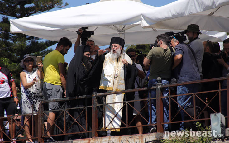 Η ανατριχιαστική στιγμή που ο ιερέας είπε τα ονόματα των νεκρών στο Μάτι