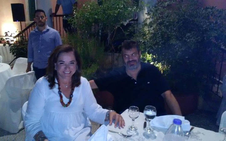 Γιορτή στο σπίτι της οικογένειας Μητσοτάκη στην Κρήτη με μεζέδες και μαντινάδες