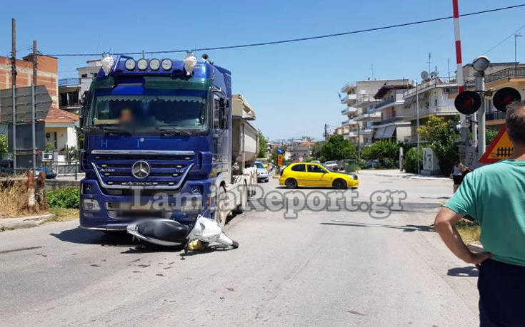 Νταλίκα παρέσυρε ζευγάρι πάνω σε μηχανάκι στη Λαμία