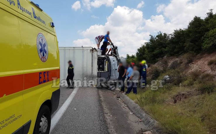 Ανατροπή νταλίκας στις στροφές του Δομοκού, εγκλωβίστηκε ο οδηγός