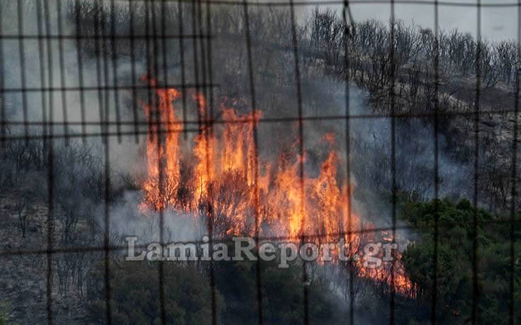 Φωτορεπορτάζ από τις φλόγες να περνούν δίπλα από τα σπίτια – Newsbeast