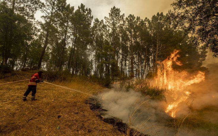 Οι πυροσβέστες στην Πορτογαλία ελπίζουν να κατασβέσουν τις πυρκαγιές σήμερα 