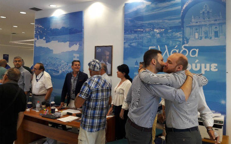 Αποτελέσματα εθνικών εκλογών 2019: Χαμόγελα και αγκαλιές στα γραφεία της ΝΔ στο Ηράκλειο Κρήτης