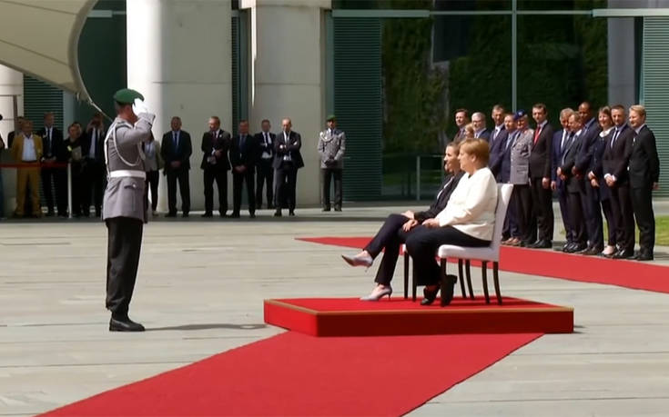 Καθιστή η Μέρκελ στην υποδοχή της πρωθυπουργού της Δανίας
