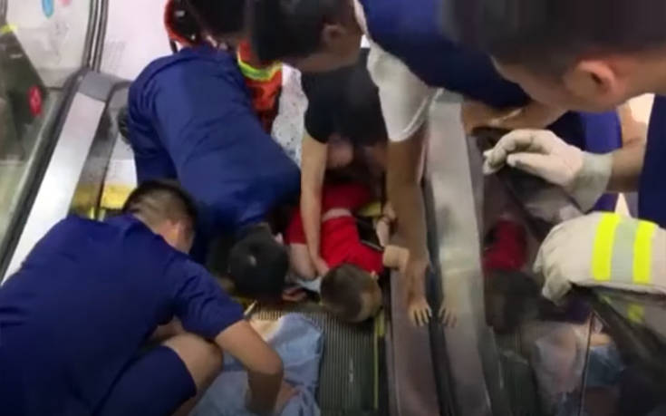 Σοκαριστική διάσωση 2χρονου που το χέρι του «πιάστηκε» στις κυλιόμενες σκάλες