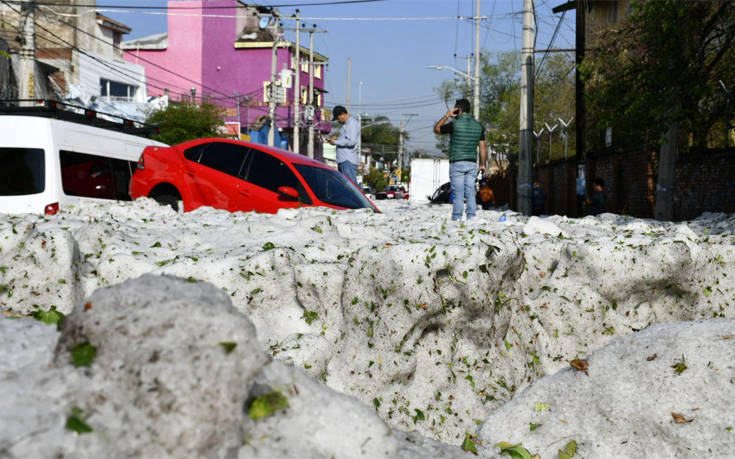 Πρωτοφανής χαλαζόπτωση στο Μεξικό, δρόμοι θάφτηκαν σε πάγο ύψους 1,5 μέτρου