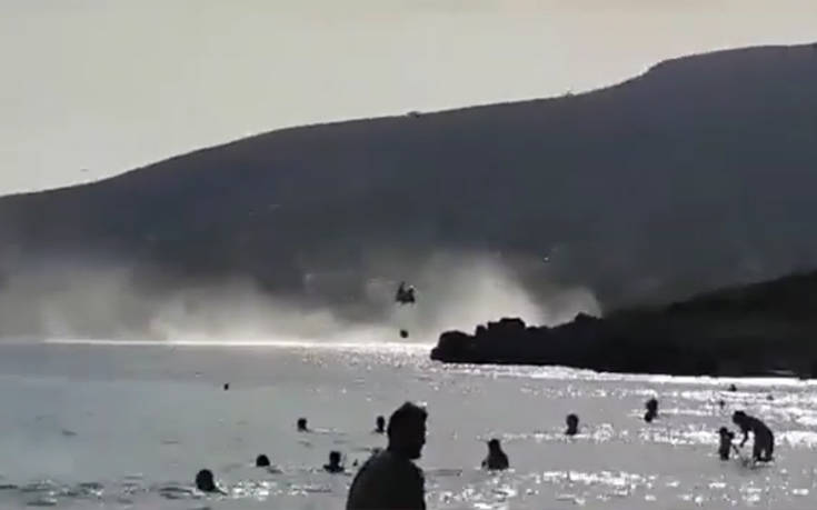 Φωτιά στην Εύβοια: Η στιγμή που ελικόπτερο παίρνει νερό από τη θάλασσα