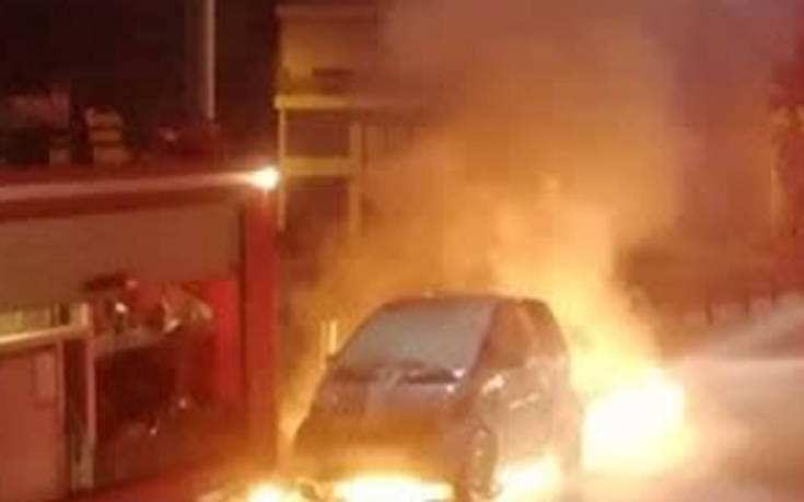 Συγκλονιστικές εικόνες και βίντεο από αυτοκίνητο που λαμπάδιασε στη Λαμία