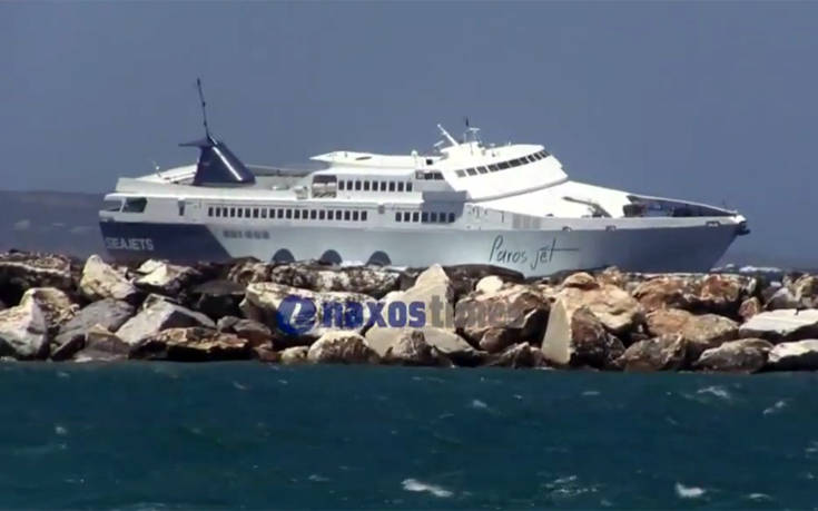 Βίντεο με πλοίο να παλεύει με τα κύματα στο λιμάνι της Νάξου