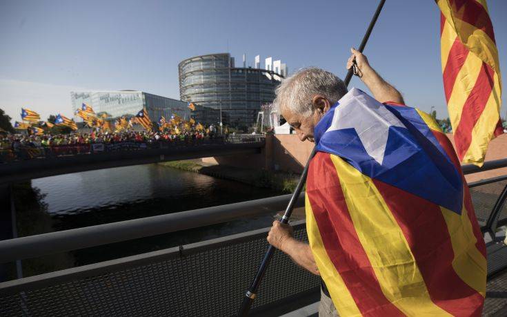 Επεισοδιακή συνεδρίαση στο Ευρωκοινοβούλιο με καταλανική διαδήλωση και βρετανικό σόου