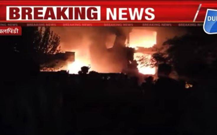 Βίντεο με την κόλαση φωτιάς μετά τη συντριβή αεροσκάφους πάνω σε κτίριο στο Πακιστάν