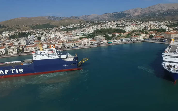 Οι «χορευτικές» κινήσεις πλοίου για να δέσει στο λιμάνι της Χίου