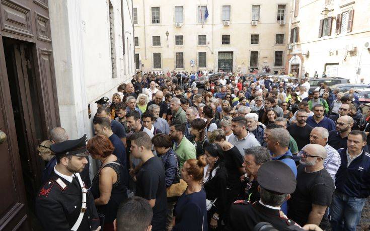 Χιλιάδες κάτοικοι της Ρώμης απέτισαν φόρο τιμής στον χωροφύλακα που σκότωσαν δύο νεαροί Αμερικανοί