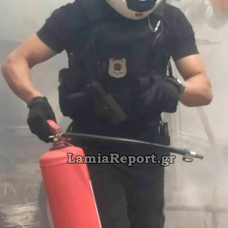 Αστυνομικοί της ΔΙΑΣ παλεύουν με κουβάδες να σβήσουν τις φλόγες – Newsbeast