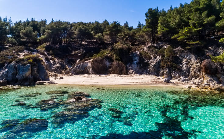 Τρεις παραλίες στη Χαλκιδική που ταξιδεύουν σε μέρη μακρινά