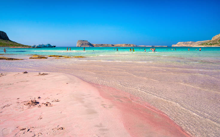 Η παραλία στην Κρήτη με τη ροζ αμμουδιά
