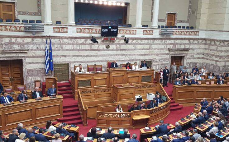 Ποιοι κάθονται στην πρώτη σειρά στα έδρανα του ΣΥΡΙΖΑ στη Βουλή