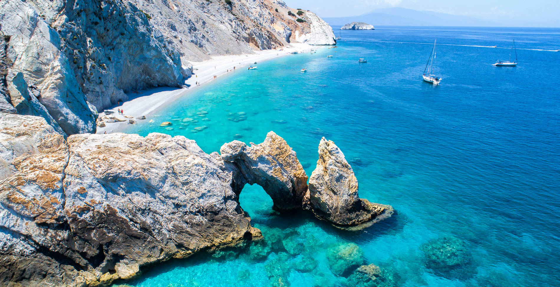 Εντυπωσιακές παραλίες στην Ελλάδα που προσεγγίζονται μόνο από τη θάλασσα