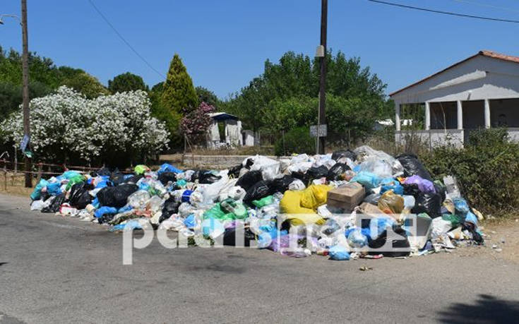 Εικόνα χωματερής στην παραλιακή περιοχή του Πύργου