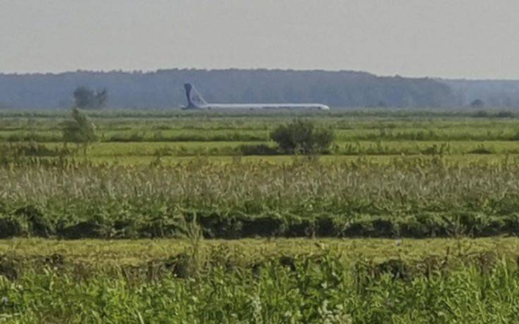 Ρωσία: Αναγκαστική προσγείωση αεροσκάφους σε χωράφι