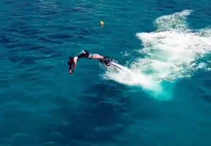 Ο Σάκης Ρουβάς κάνει flyboard και το απολαμβάνει