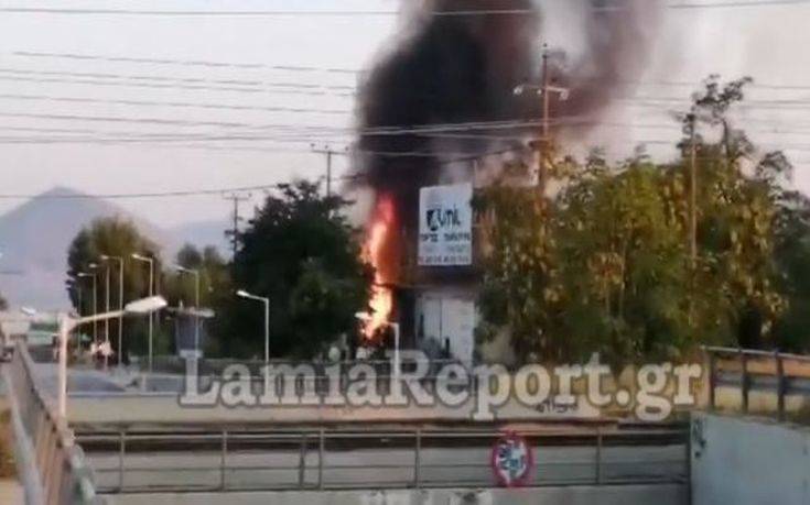 Στις φλόγες τεράστια αποθήκη επιχείρησης στη Θήβα