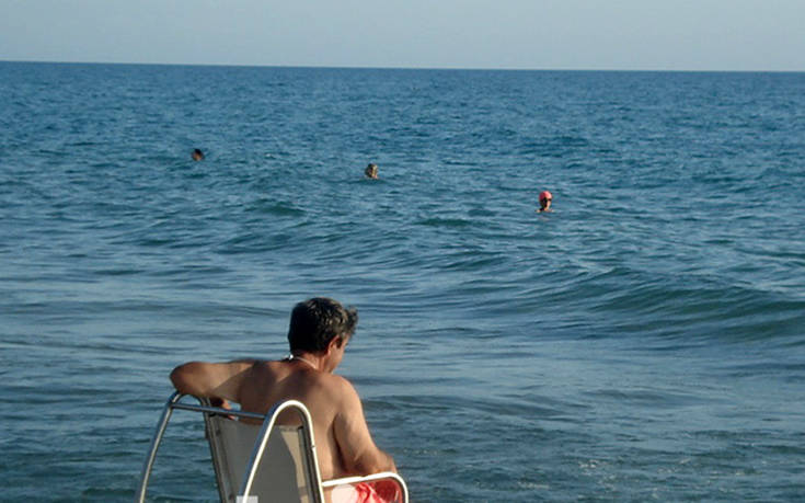 Η πρόσβαση στη θάλασσα της Κουρούτας είναι πλέον εφικτή και για τα ΑΜΕΑ