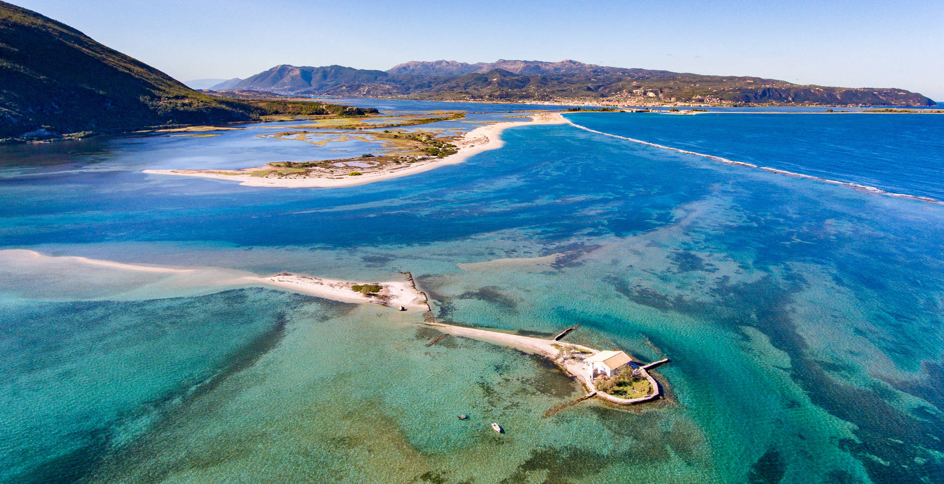 Μικροσκοπικά νησιά και βραχονησίδες ολόκληρα μια παραλία στα νερά του Αιγαίου και του Ιονίου