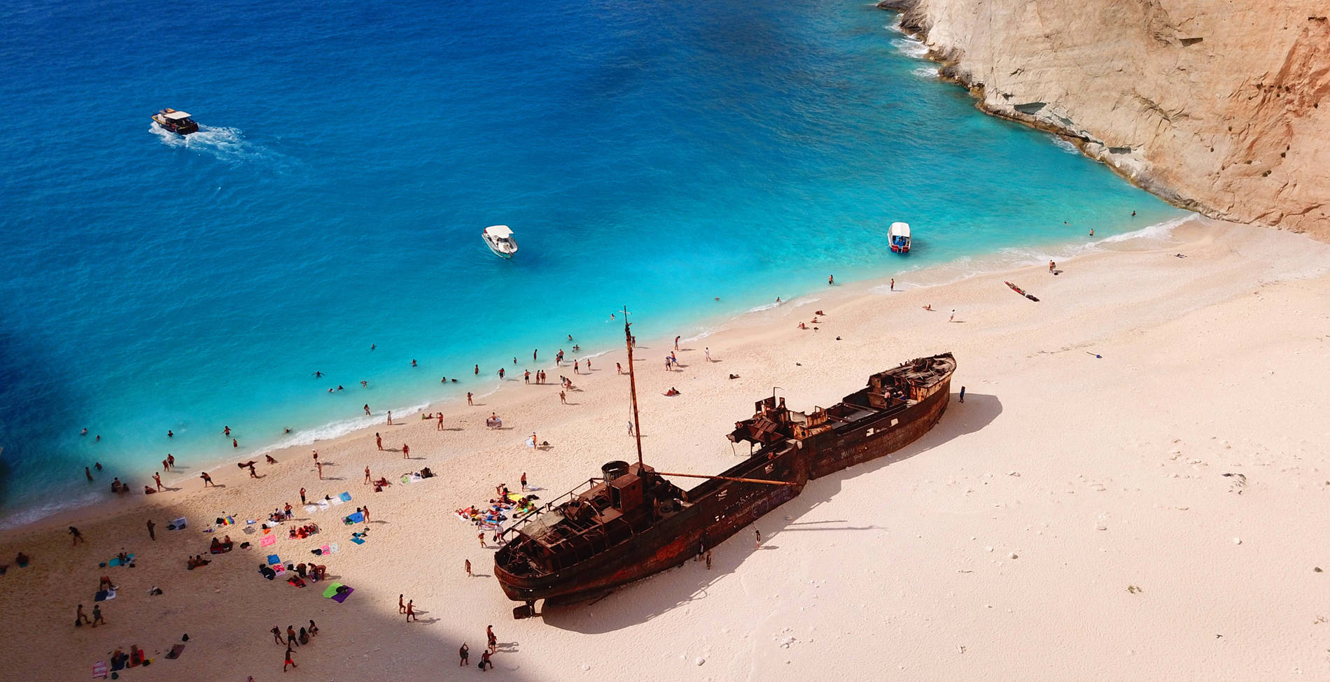 Παραλίες και όρμοι στην Ελλάδα που έγιναν διάσημοι από ένα ναυάγιο