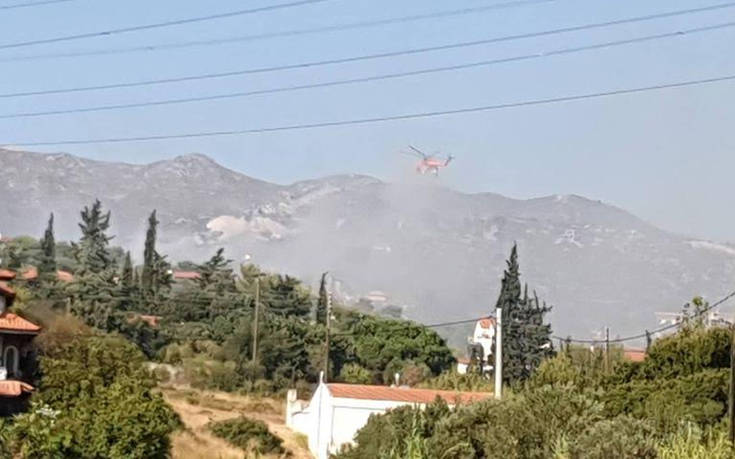 Κλειστή η οδός Δουκίσσης Πλακεντίας από τη φωτιά στην Πεντέλη