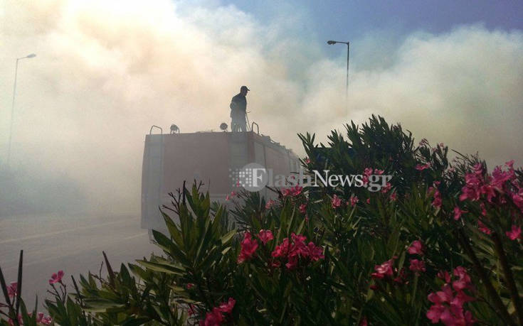 Κατακλύστηκε από τους καπνούς η εθνική οδός στα Χανιά μετά από μεγάλη φωτιά