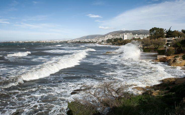 Καιρός: Μικρή εξασθένηση των ανέμων από το μεσημέρι