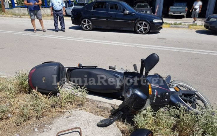 Το κράνος έσωσε ντελιβερά μετά από τροχαίο στη Λαμία