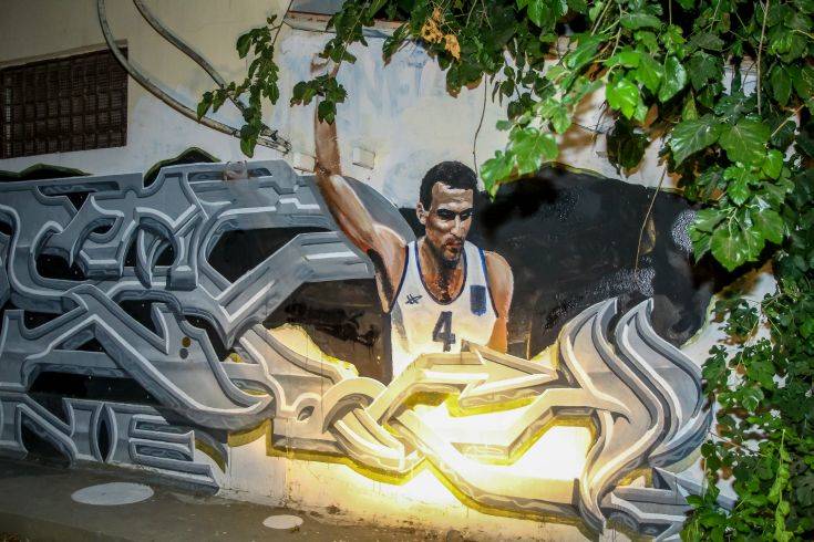 Το νέο γκράφιτι με τον Νίκο Γκάλη με φανέλα της Εθνικής