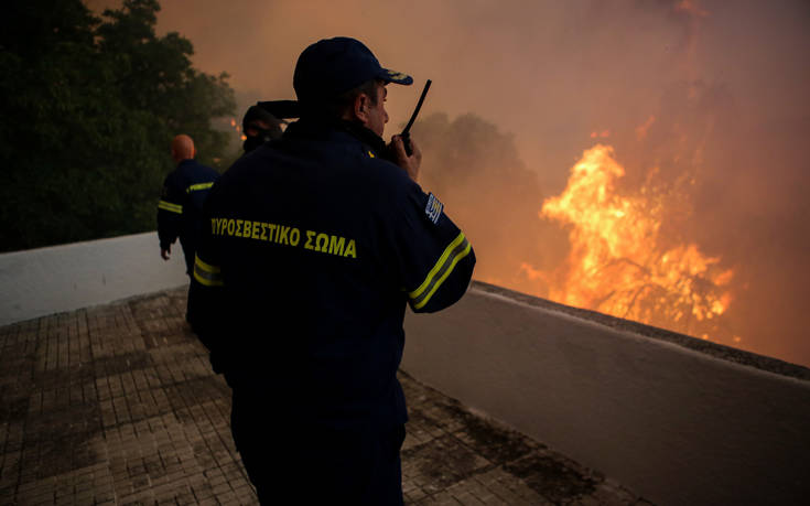 Μεγάλη φωτιά στην Εύβοια: Πυροσβέστης μεταφέρθηκε με εγκαύματα στο ΚΑΤ