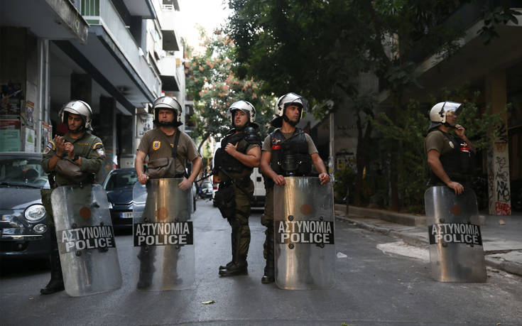 Στις 20 έφτασαν οι προσαγωγές για τα επεισόδια στα Εξάρχεια, τέσσερις οι συλλήψεις