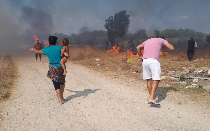 Φωτιά στην Κέρκυρα: Δίπλα στα σπίτια οι φλόγες
