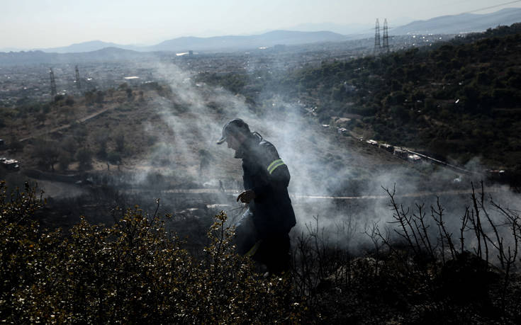 Υπό μερικό έλεγχο η φωτιά στο Πέραμα, κανονικά η κυκλοφορία στην περιφερειακή