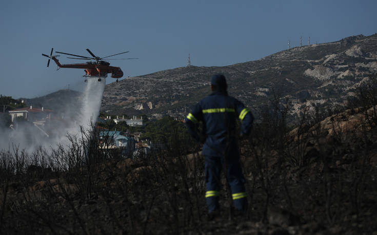 Σε ύφεση και οριοθετημένη η πυρκαγιά στην Πεντέλη