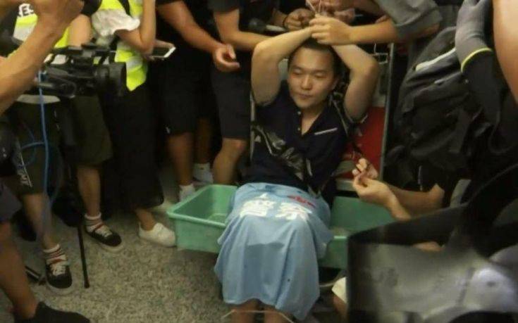 Όμηρος διαδηλωτών στο Χονγκ Κονγκ δημοσιογράφος της κινεζικής εφημερίδας