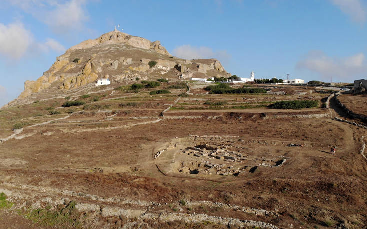 Εντυπωσιακές εικόνες από την ανακάλυψη επιτύμβιων στηλών στη Τήνο