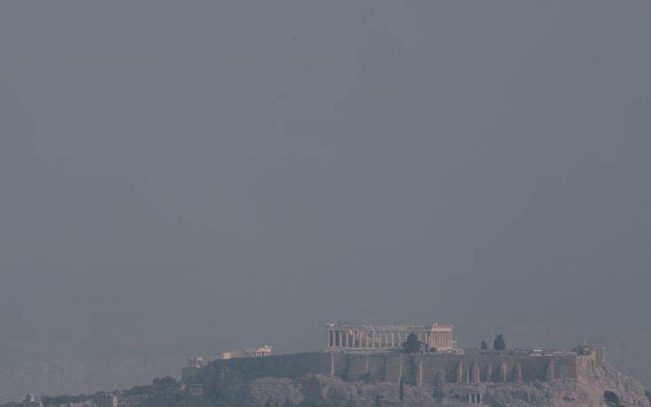 Πνίγεται στον καπνό η Αττική