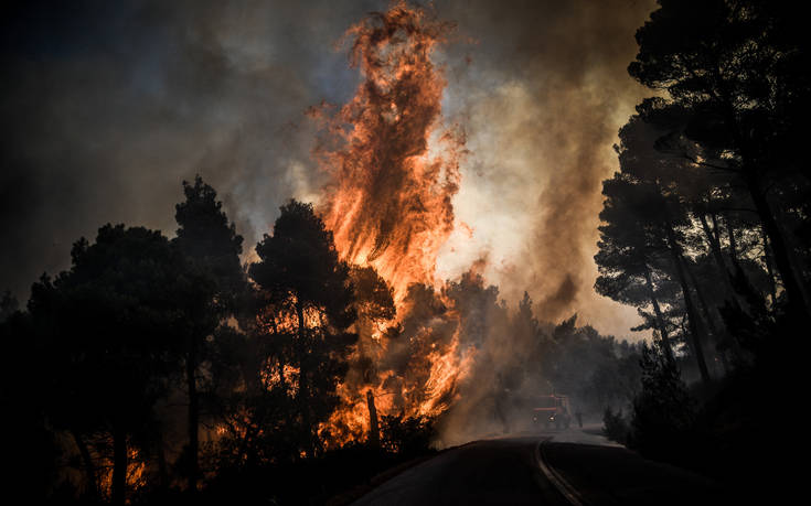 Γιγάντια επιχείρηση της Πυροσβεστικής στην Εύβοια, εκκενώνεται και το Κοντοδεσπότι
