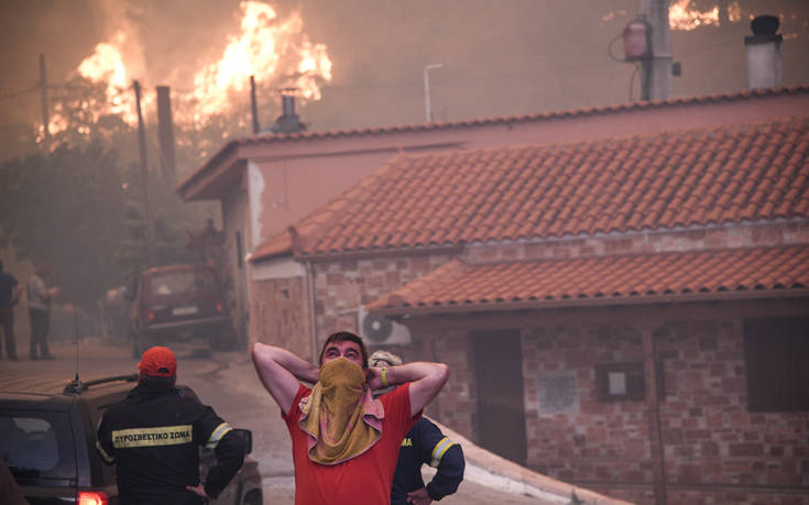 Η τρομακτική πρώτη εικόνα από το χωριό Κοντοδεσπότι στην Εύβοια που εκκενώνεται