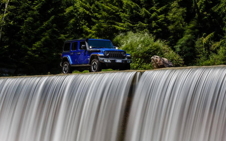 Με ένα Jeep ο οδηγός του δεν σταματά πουθενά